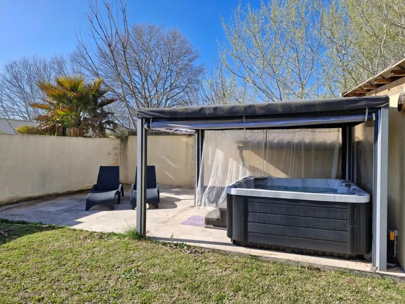 Holiday home Gite Avec Jacuzzi Et Jardin Prive Althen-des-Paluds France